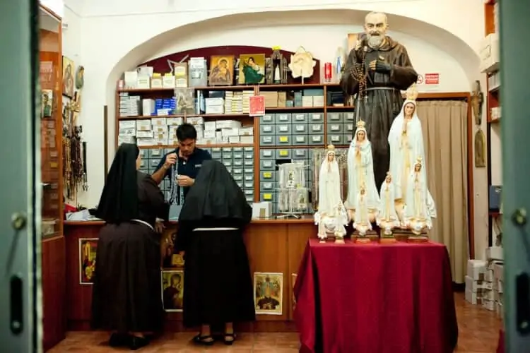 WInkel met katholieke objecten (San Biagio dei Librai) in Spaccanapoli