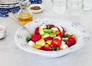 caprese met avocado