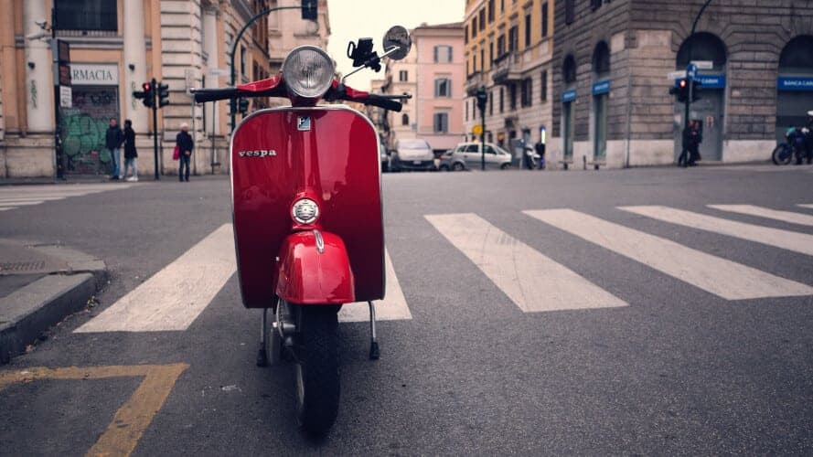 vespa vincent-versluis-unsplash Vespa: dit is de bijzondere geschiedenis van de Wesp