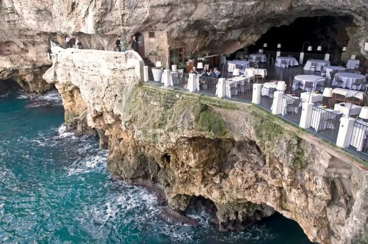 Ze staat bij velen op de bucketlist: Grotta Palazzese in Polignano a Mare.