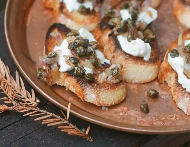 Crostini met burrata