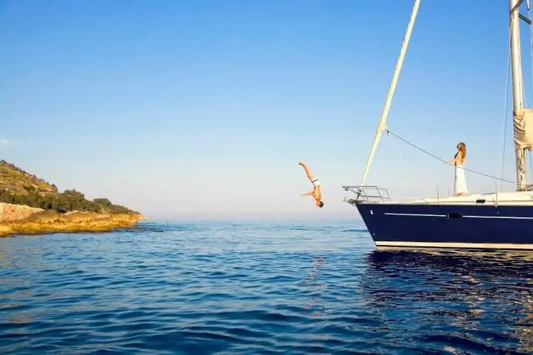 Duiken vanaf een zeilboot in de Riviera