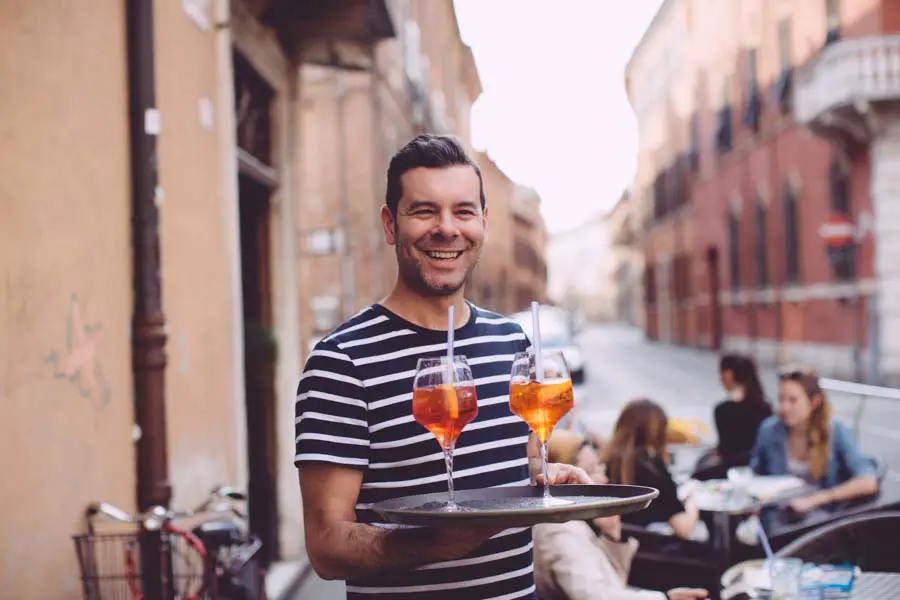 Aperol-Spritz serveren en drinken