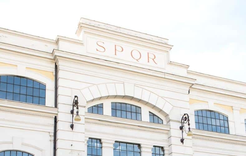 SPQR zie je overal in Rome. Dit is wat het betekent
