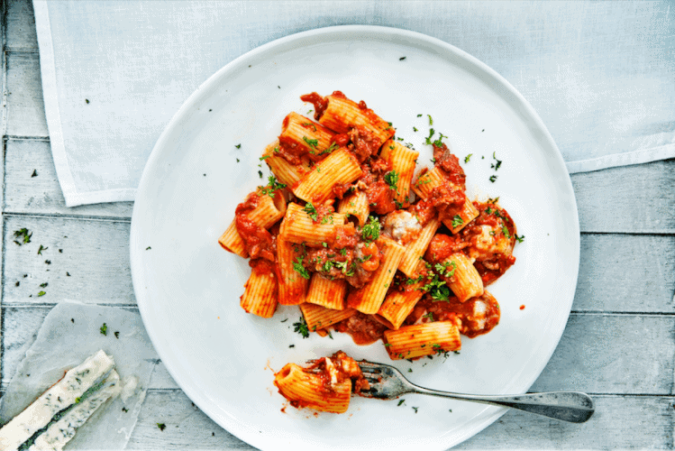 Rigatoni met gehakt en tomaten-gorgonzolasaus