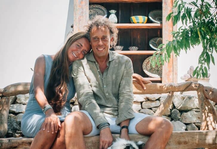 jeroen nicole bankje_Inge van Beekum Yours Trulli: het leven in Puglia is niet perfect. En dat is prima