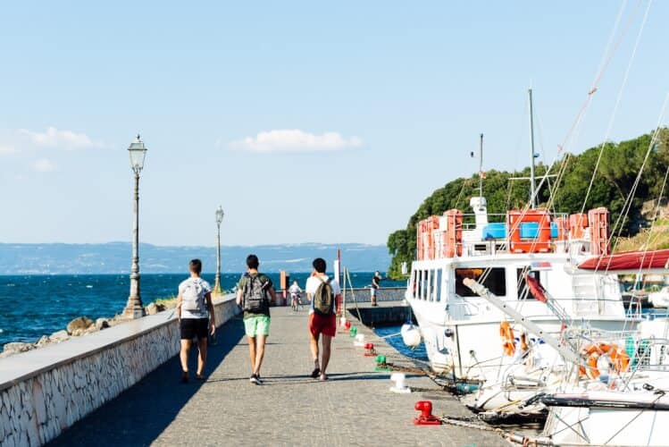 Alice neemt je mee langs de oevers van Lago Bolsena