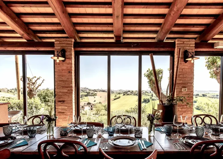 Italiaanse avond met kok onder portico met uitzicht