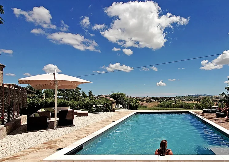 Zwembad verkoeling uitzicht met dame in water