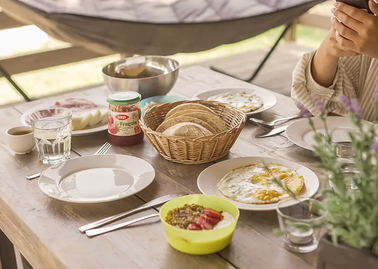 Ontbijten in de tent in Italie