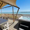 Villa Alwin Beach Resort Gold Seaview veranda met jacuzzi