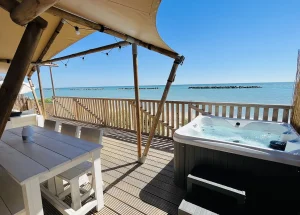 Villa Alwin Beach Resort Gold Seaview veranda met jacuzzi
