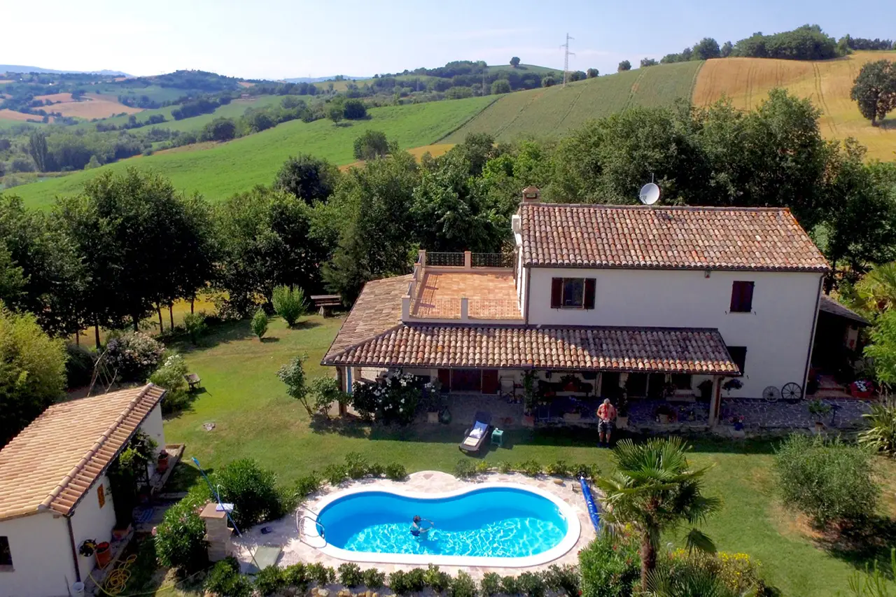 Vrijstaande boerenhuis in Le Marche