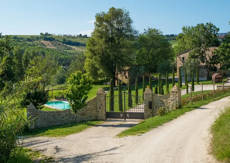 Landhuis Le Marche te koop aankomst