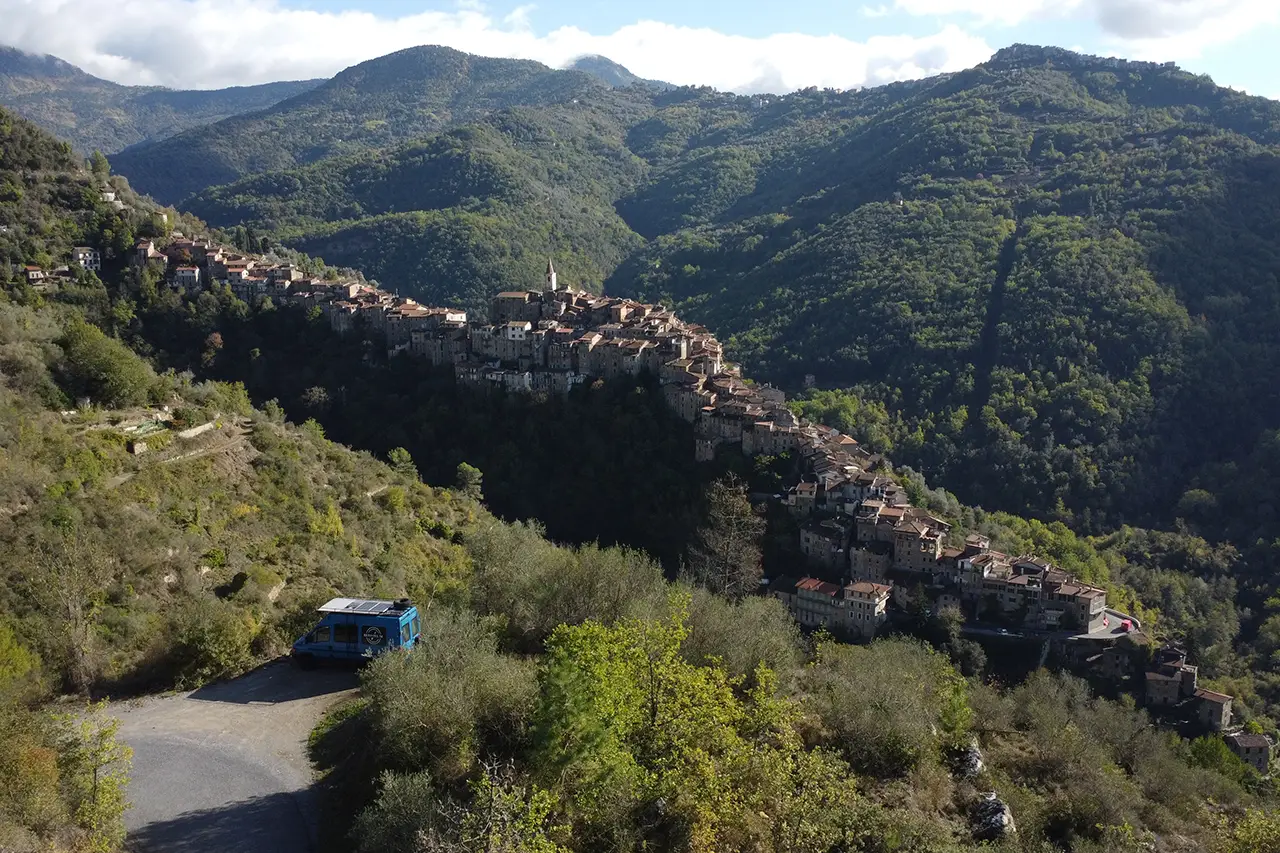 Wildplek Apricale Camperroute Italië