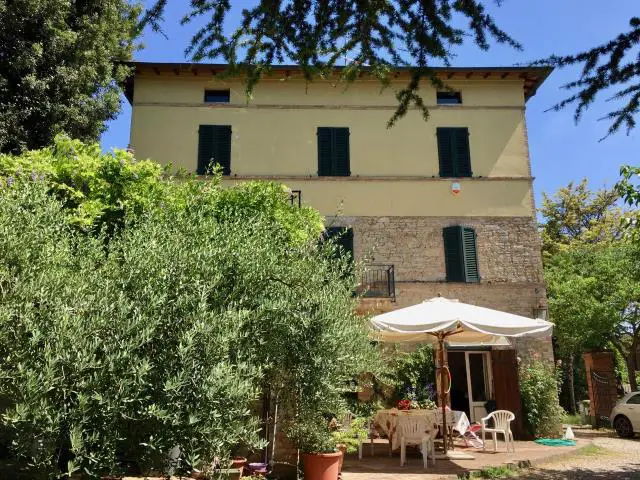 Bij Perugia elegant en stoer herenhuis te koop