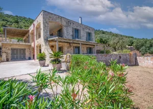 Luxe villa met zwembad en zeezicht in Puglia te koop