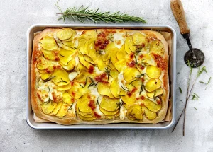 Aardappelpizza van de bakplaat