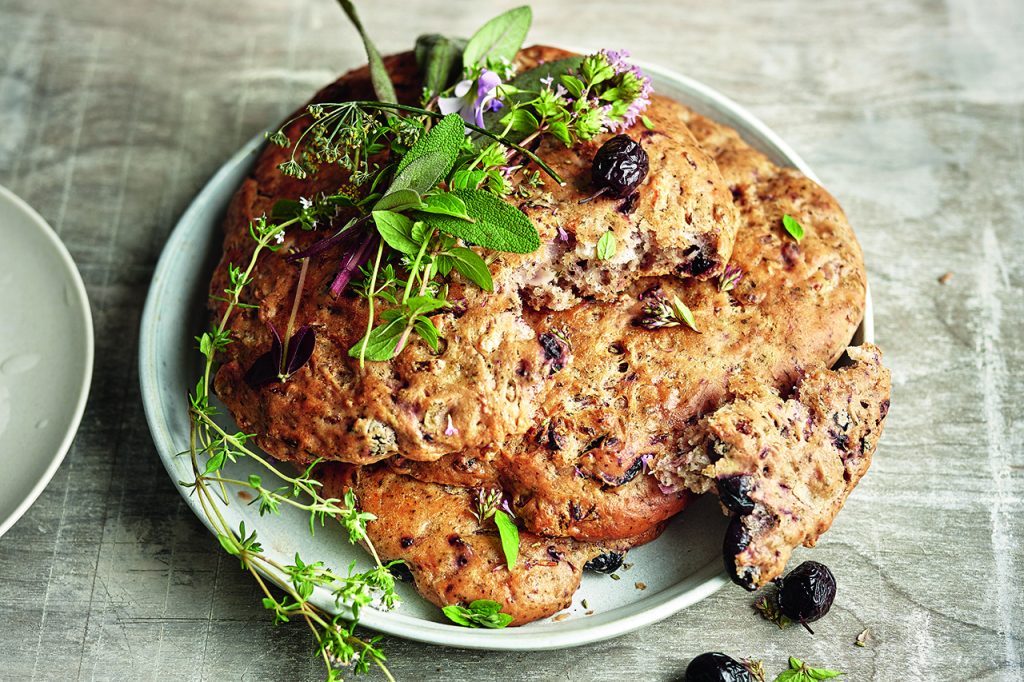 Platbrood met zwarte olijven en ui