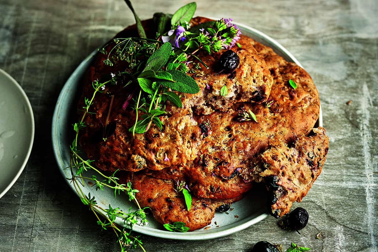 Platbrood met zwarte olijven en ui