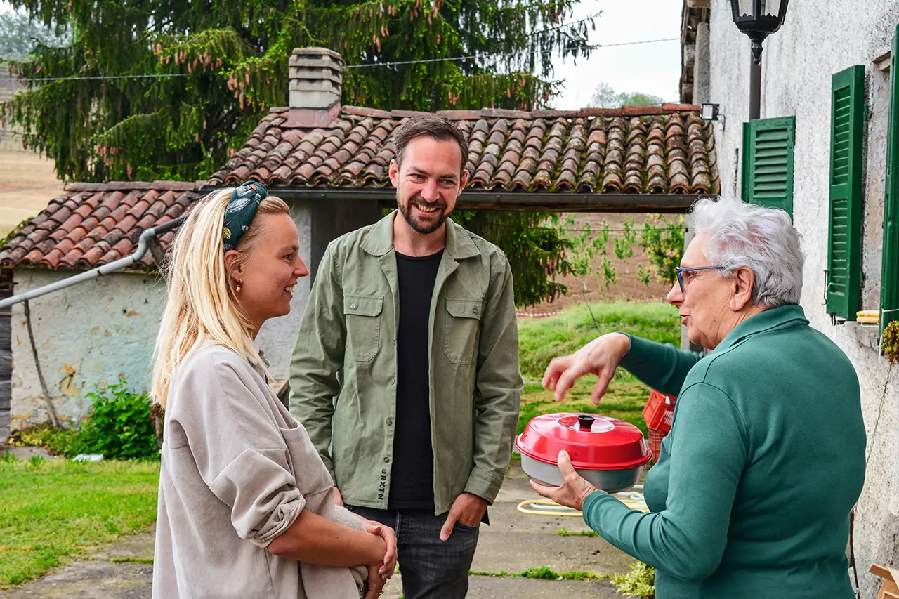 Op visite bij oud eigenaresse appeltaart brengen