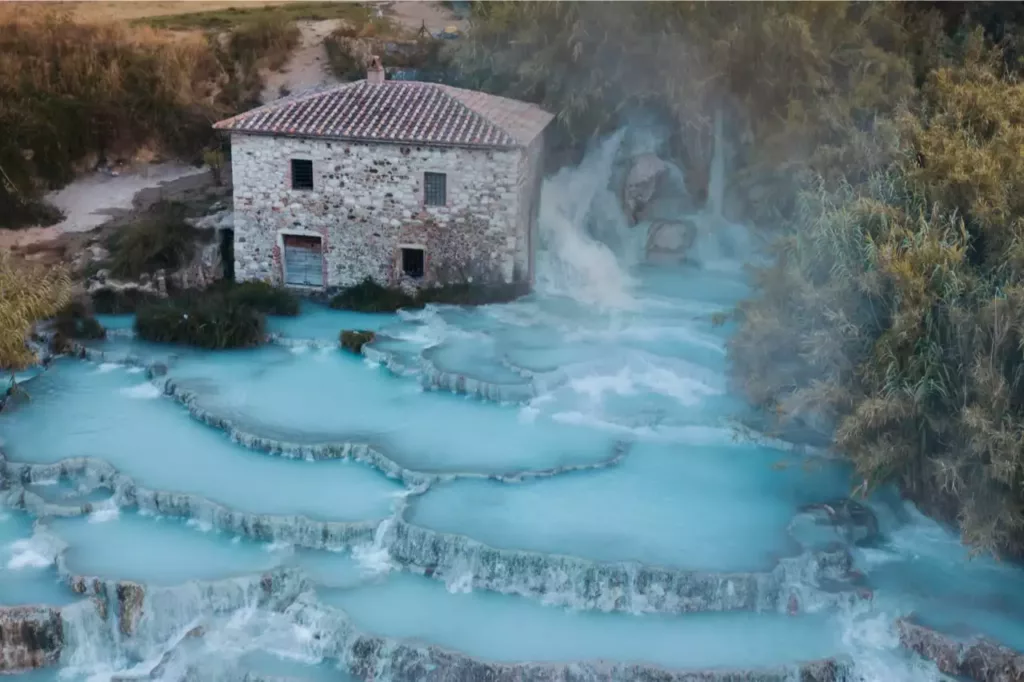 Deze vijf natuurlijke warmwaterbronnen in Toscane bezoek je gratis
