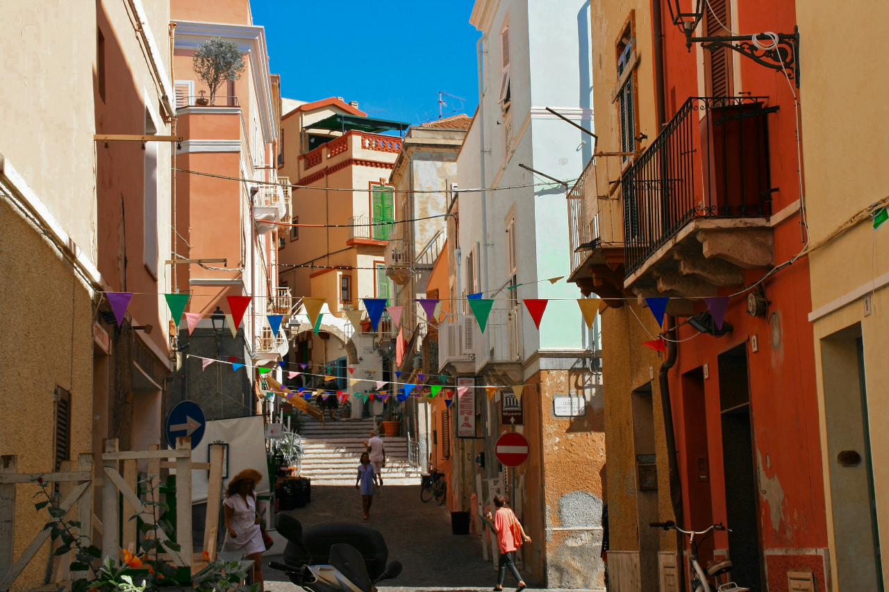 Straatbeeld vakantie naar Sardinië