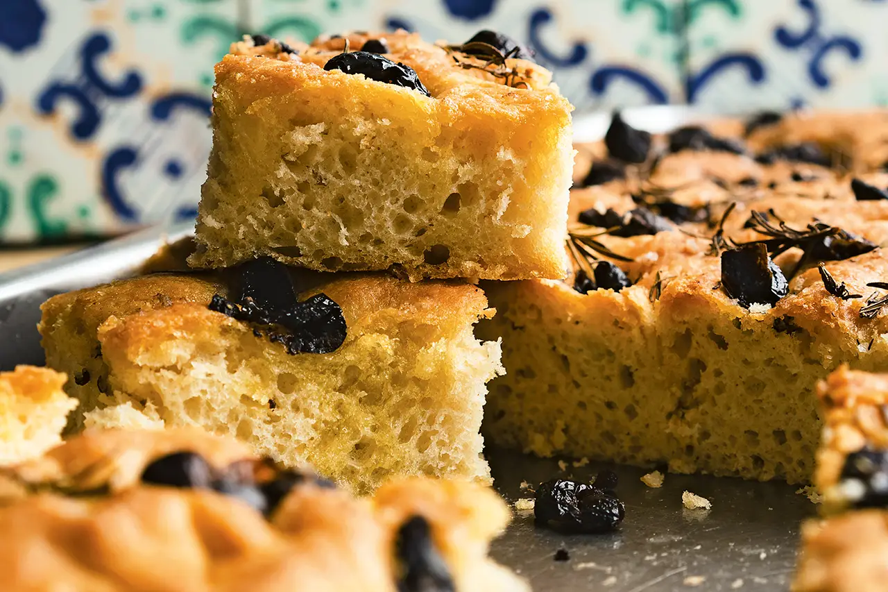 Focaccia met zwarte olijven en rozemarijn