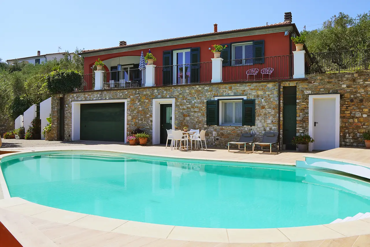 Architectonisch ingerichte villa met uitzicht in Imperia, Ligurië