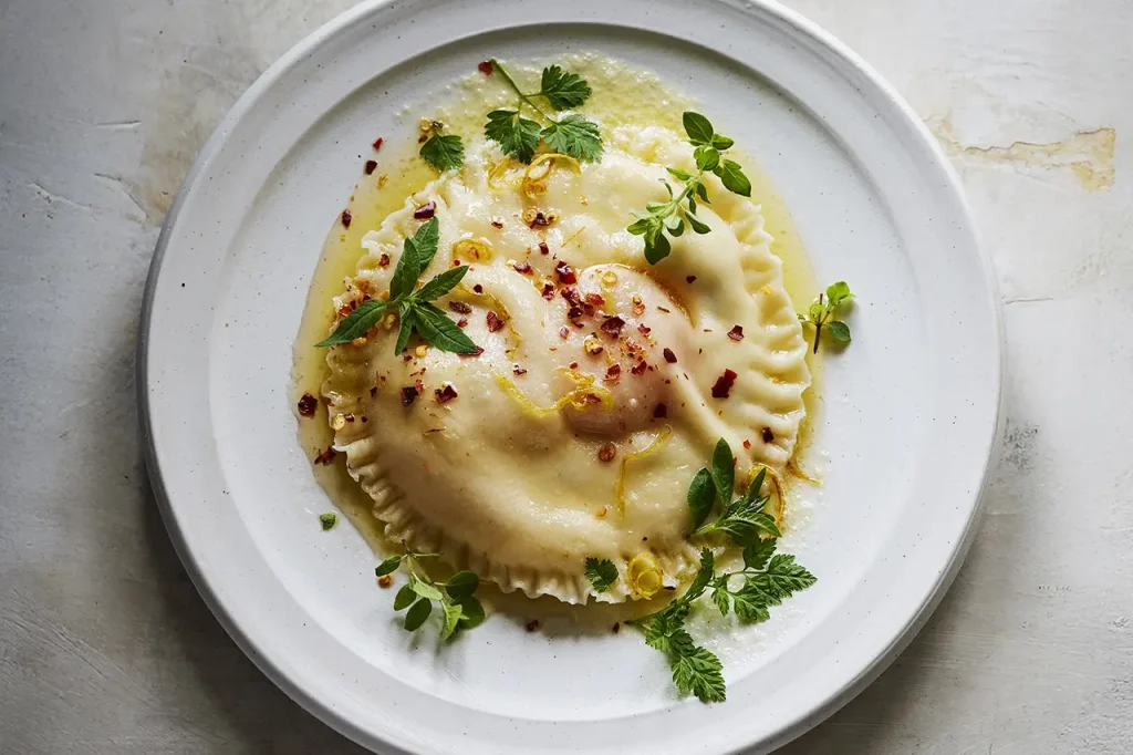 Reuzenravioli gevuld met geitenkaas