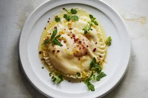 Reuzenravioli gevuld met geitenkaas
