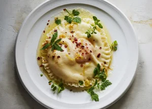 Reuzenravioli gevuld met geitenkaas