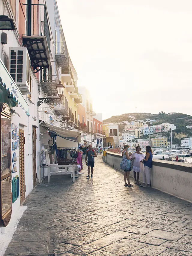 Straatje boven de haven van Ponza