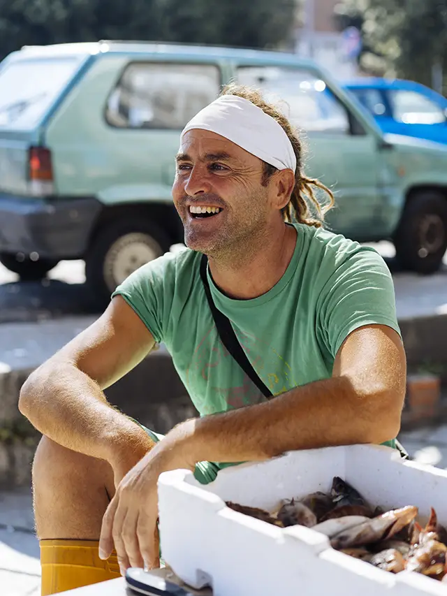 Livorno local visser surfer Tiziano