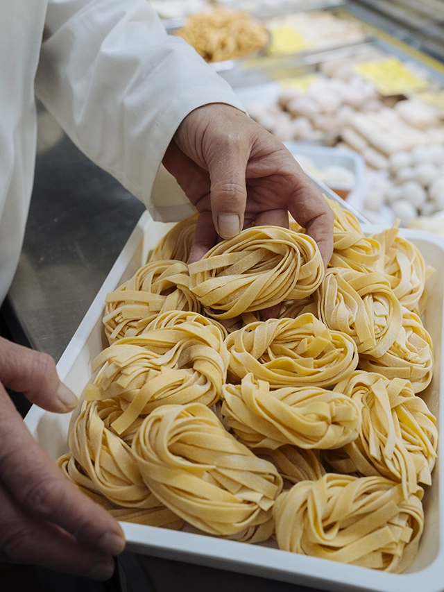 Mercato Trionfale mani in pasta