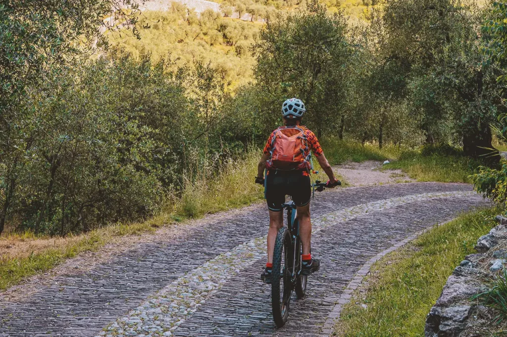 Op de fiets rond het meer Lago Maggiore
