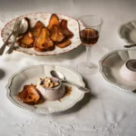 Panna cotta met rode wijn en gegrilde peren