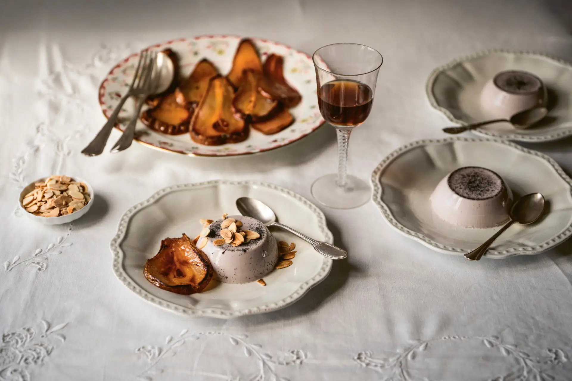 Panna cotta met rode wijn Panna cotta met rode wijn en gegrilde peren